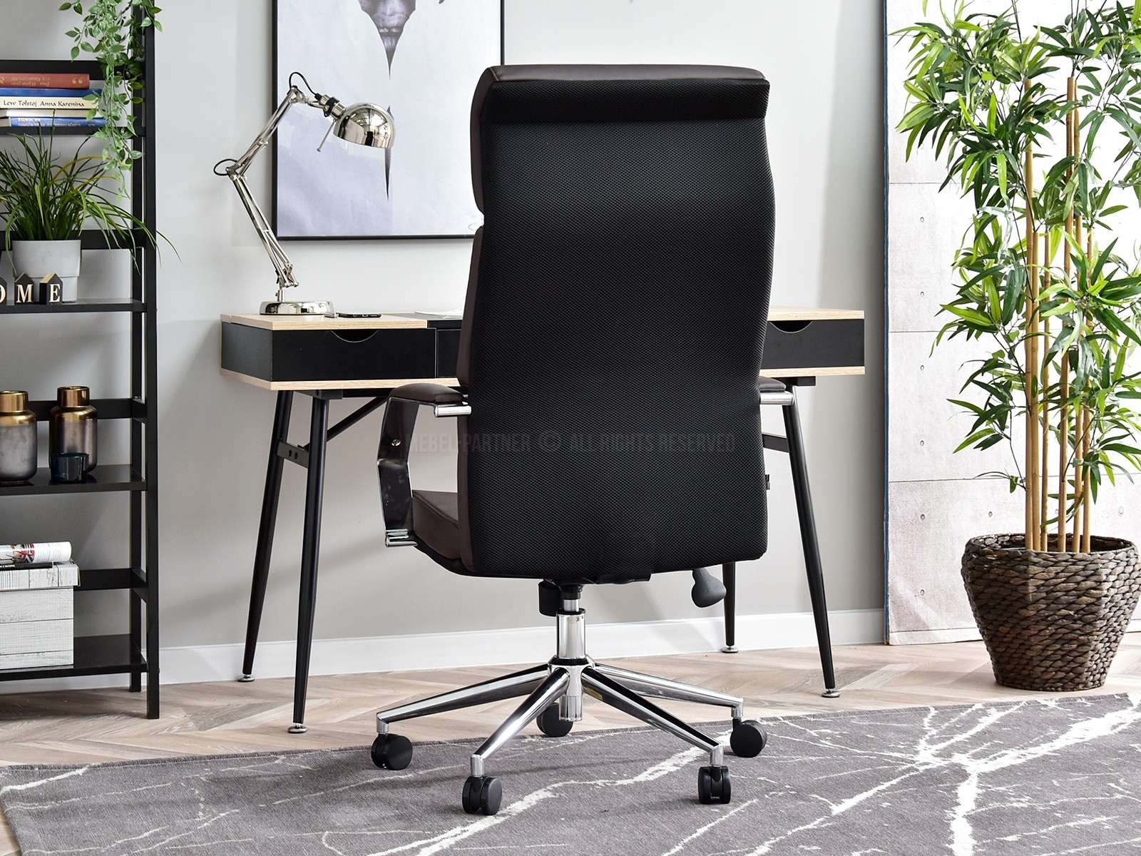 Fotel biurowy BOND BRĄZOWY ze skóry z ergonomicznym oparciem - mobilna podstawa