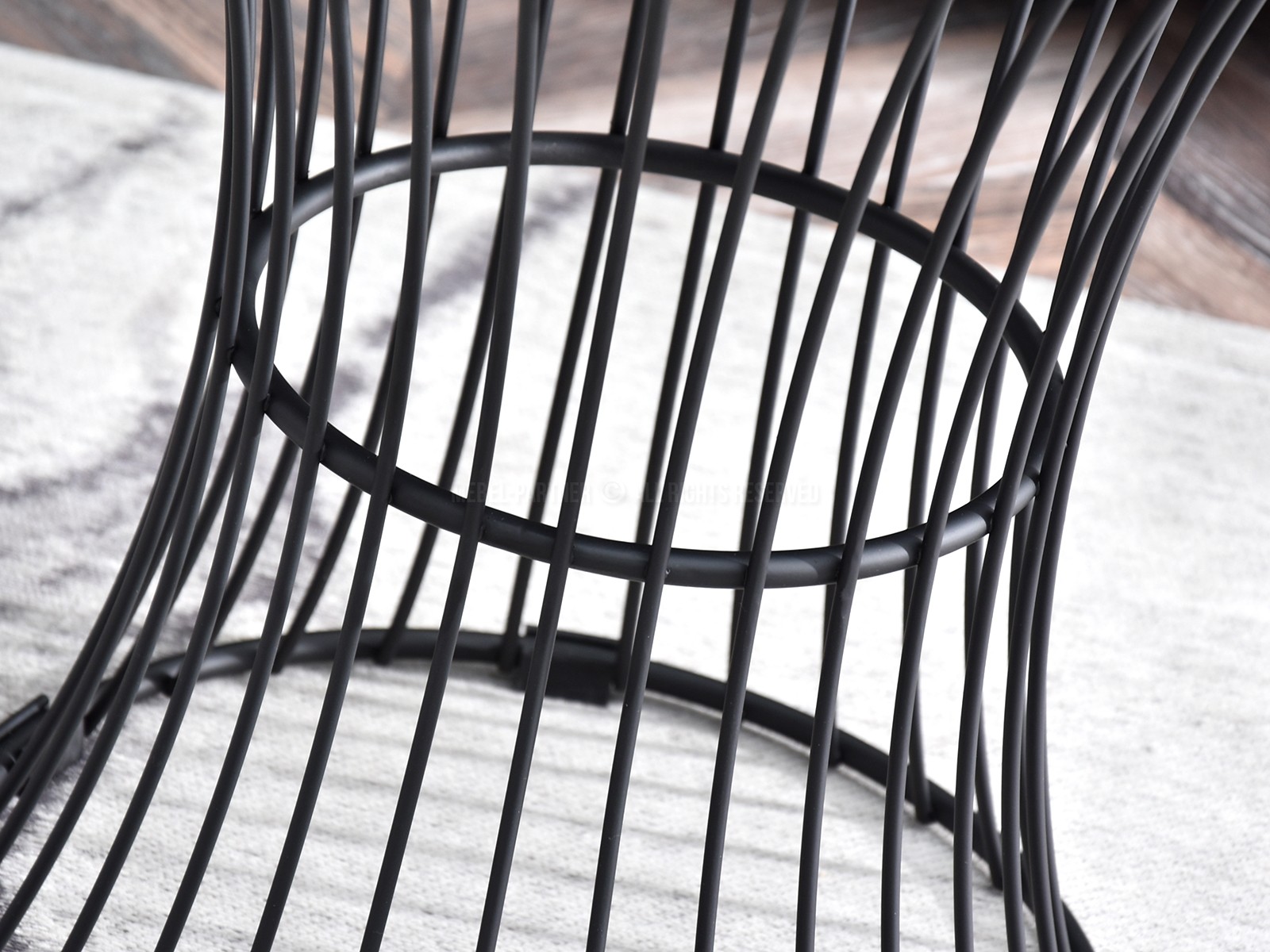 Stolik z drutu MANILA CZARNY pomocnik ze ściąganym blatem - charakterystyczne detale