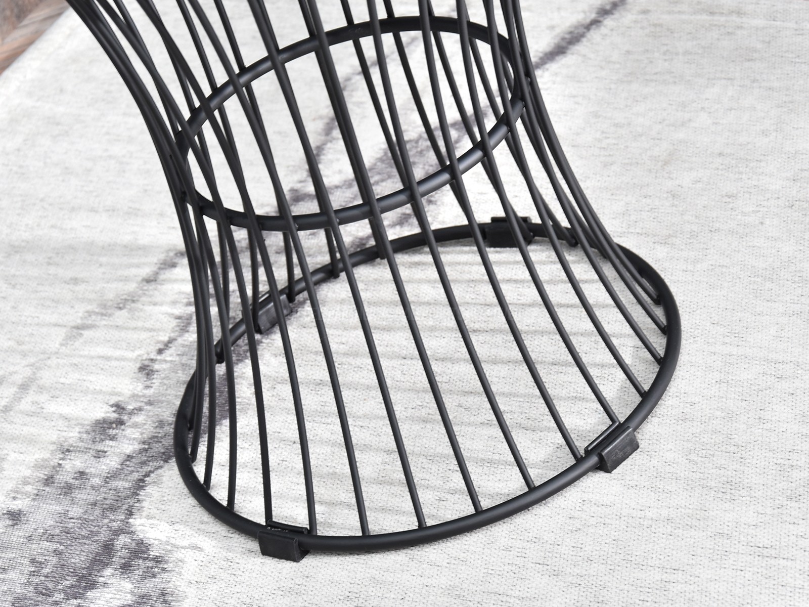 Stolik z drutu MANILA CZARNY pomocnik ze ściąganym blatem - charakterystyczne detale
