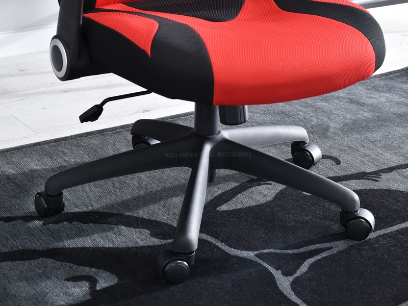 Fotel biurowy SOLID CZARNO-CZERWONY sportowy z materiału - w aranżacji z regałami OTTO  i biurkiem ESLOV