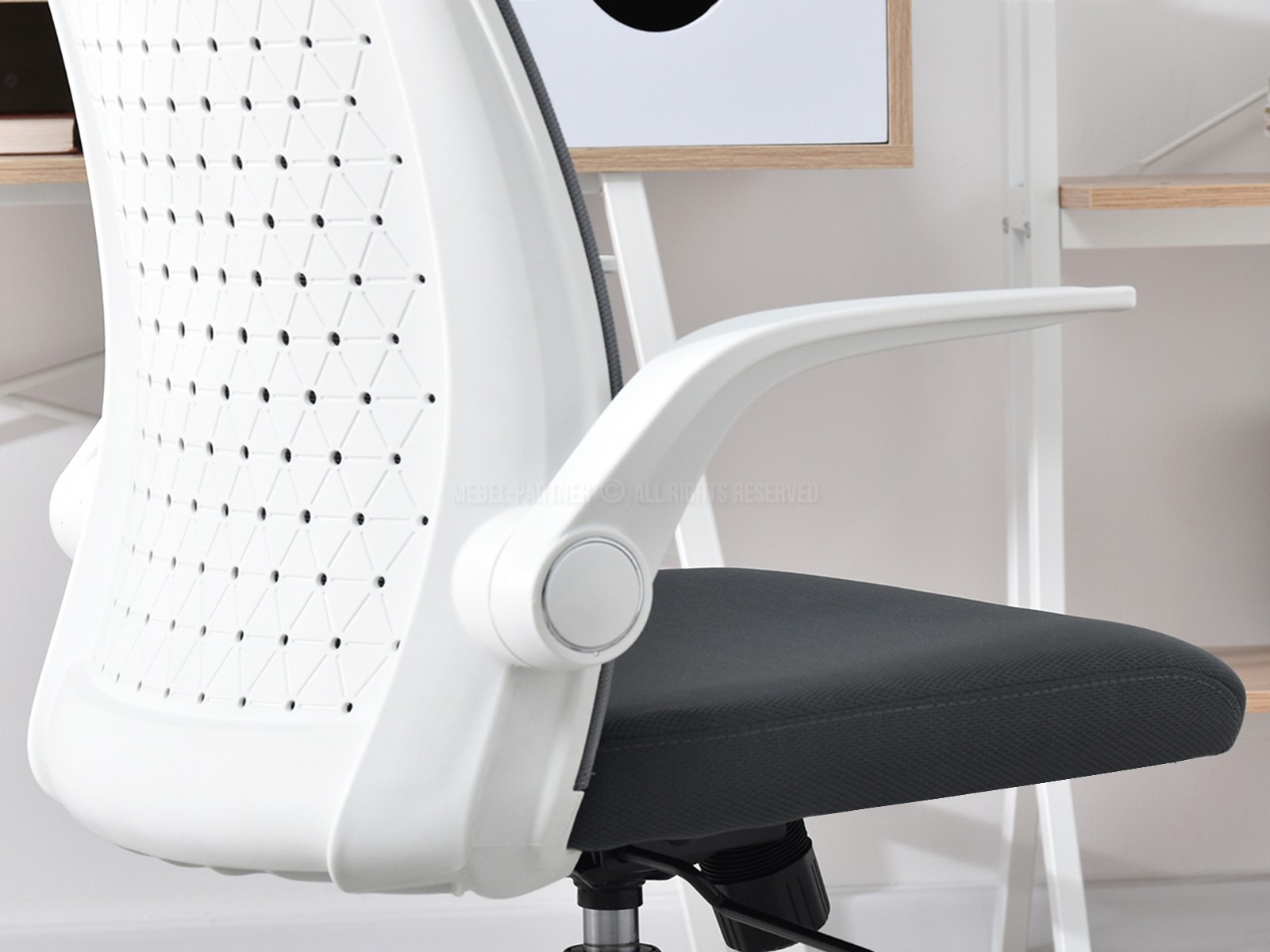 Fotel biurowy ALTO GRAFITOWY wentylowany - tył fotela w aranżacji