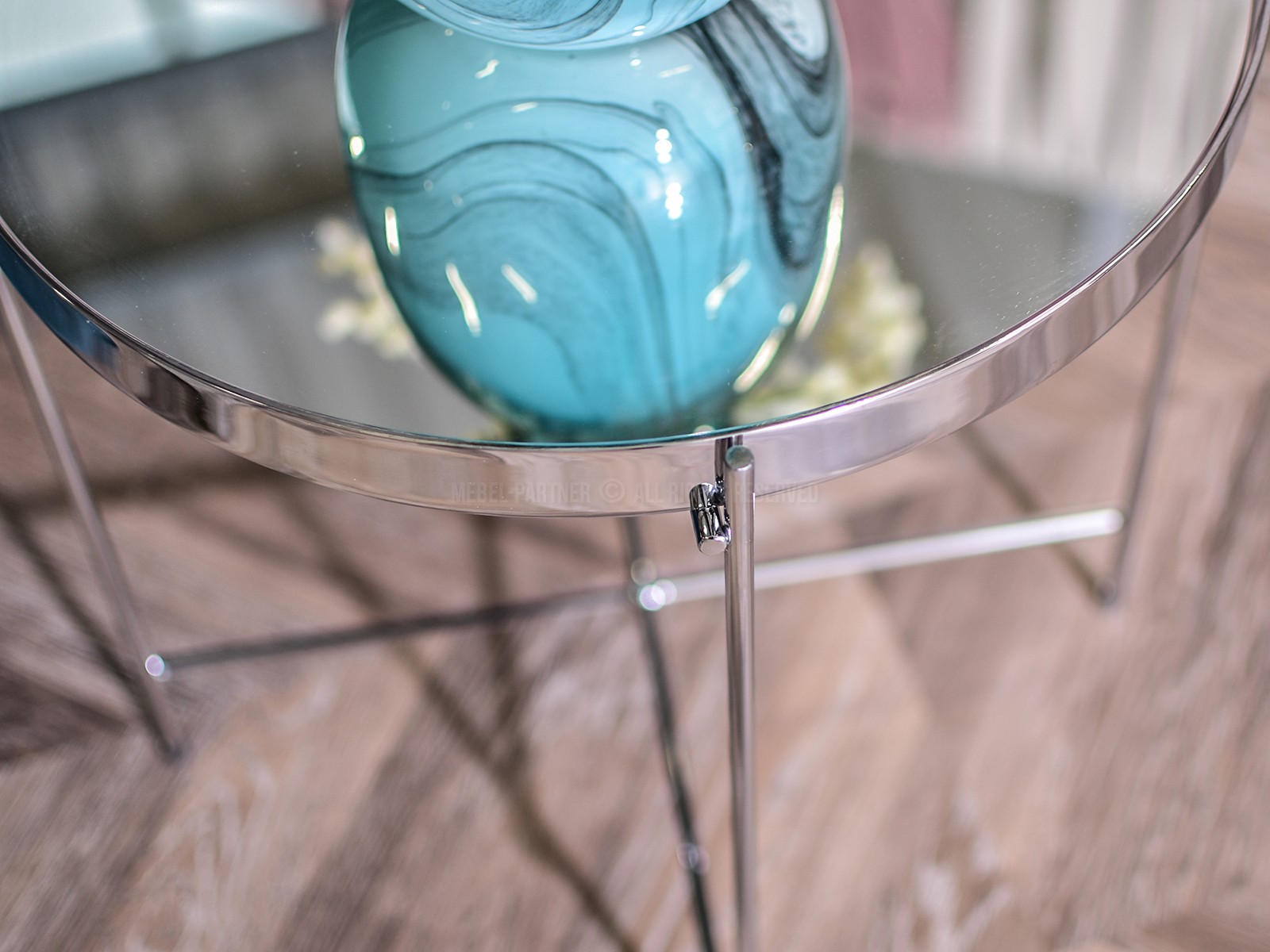 Mały lustrzany stolik IBIA S CHROM okrągły w stylu glamour - w aranżacji z obrazem HOA Wrocław i kanapą CALVO.