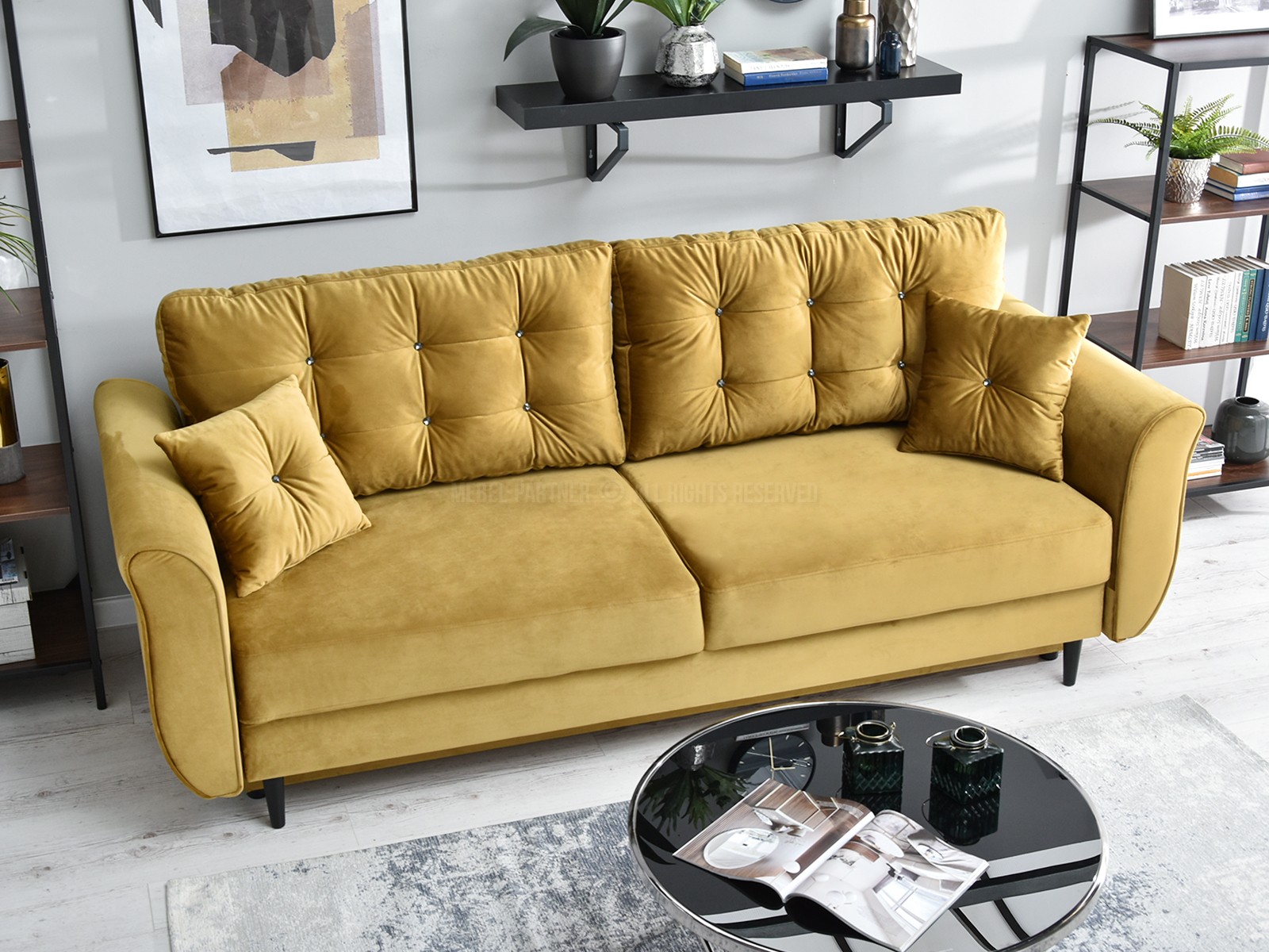 Sofa w stylu glamour LANTI ZŁOTA z weluru z funkcją spania - w aranżacji z regałami OTTO i stolikiem AMIN