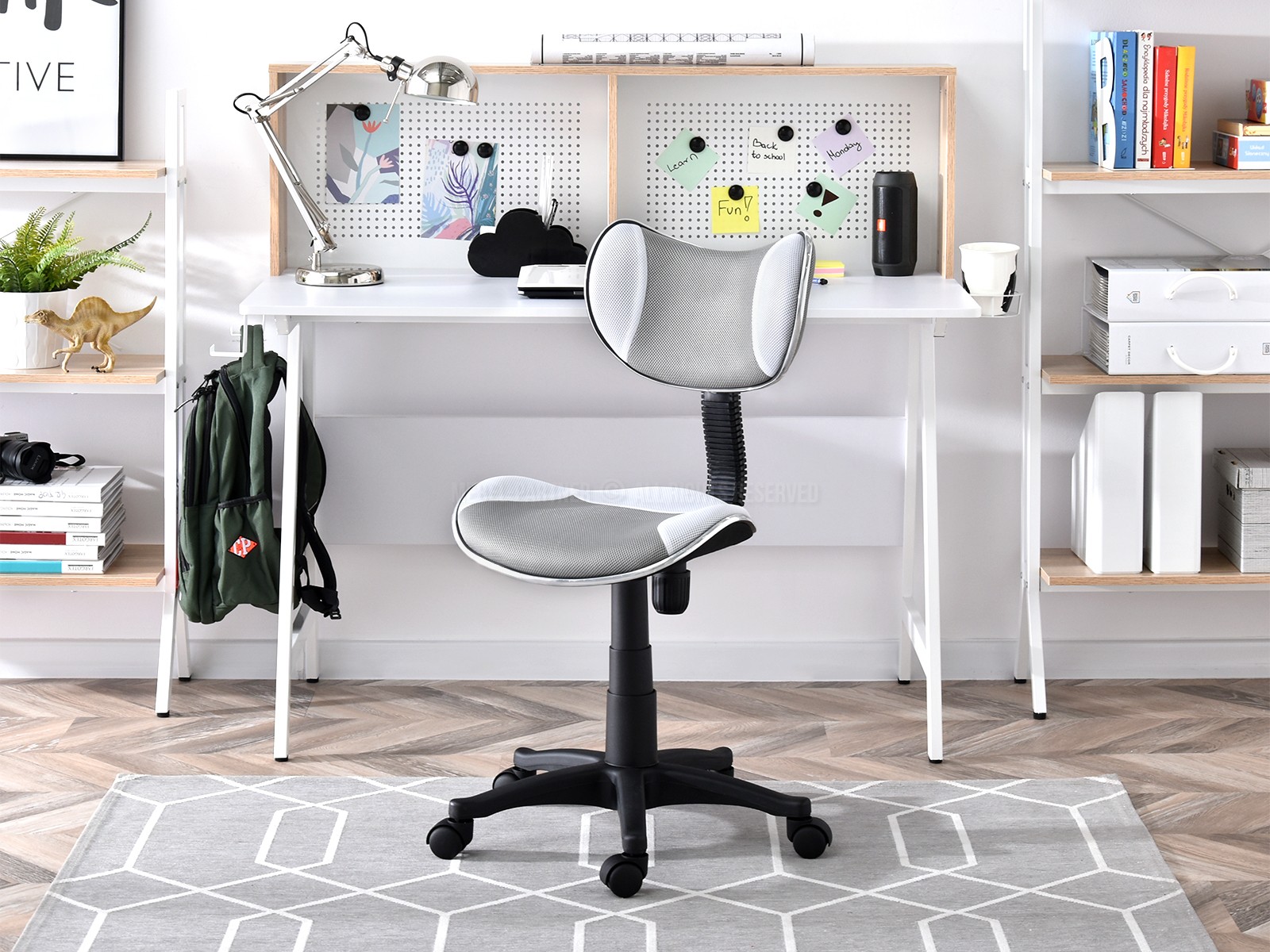 Designerskie krzesło biurowe dla dzieci CAT SZARO-BIAŁE - w aranżacji z biurkiem ALVAR i regałami AXEL