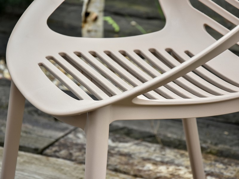 Ażurowe krzesło BORIA BEŻOWE z tworzywa na taras -  nowoczesna forma