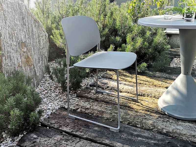 Krzesło kuchenne na metalowych płozach PANA SZARE z tworzywa -  stylizacja ogrodowa