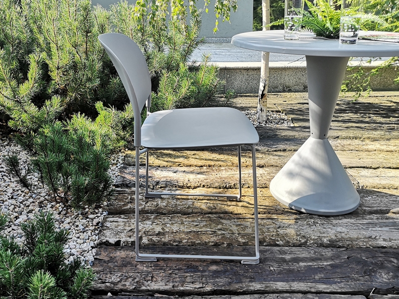 Krzesło kuchenne na metalowych płozach PANA SZARE z tworzywa - w stylizacji ogrodowej