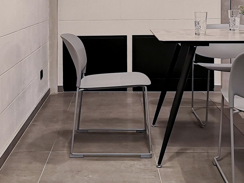 Krzesło kuchenne na metalowych płozach PANA SZARE z tworzywa - w aranżacji ze stołem ONEKA