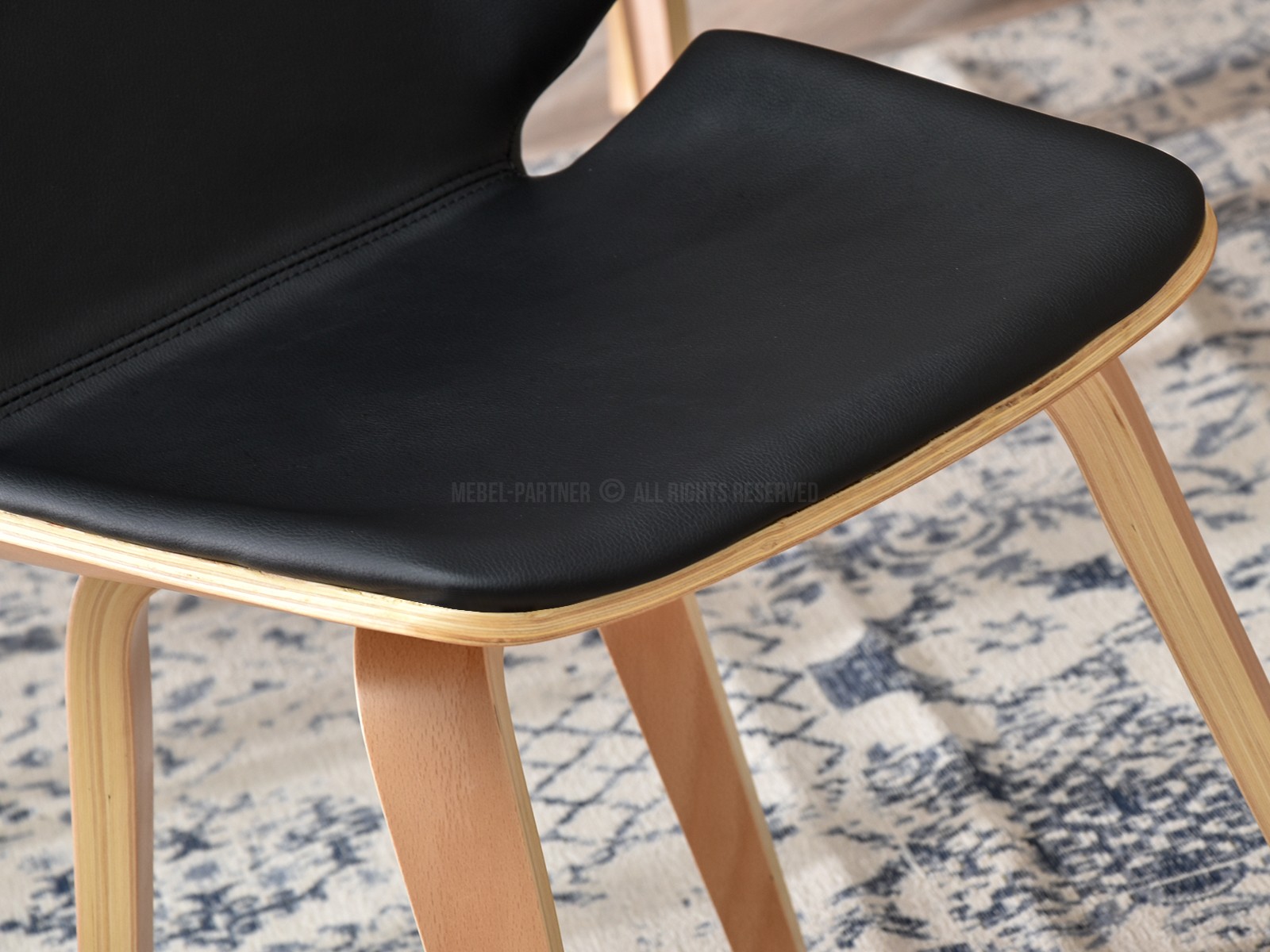 Krzesło drewniane VINCE tapicerowany skórą CZARNY + BUK - charakterystycze detale