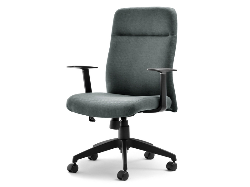 Fotel biurowy obrotowy LERATO CIEMNA ZIELEŃ z tkaniny do biurka - w aranżacji z biurkiem GAVLE i regałami JENS