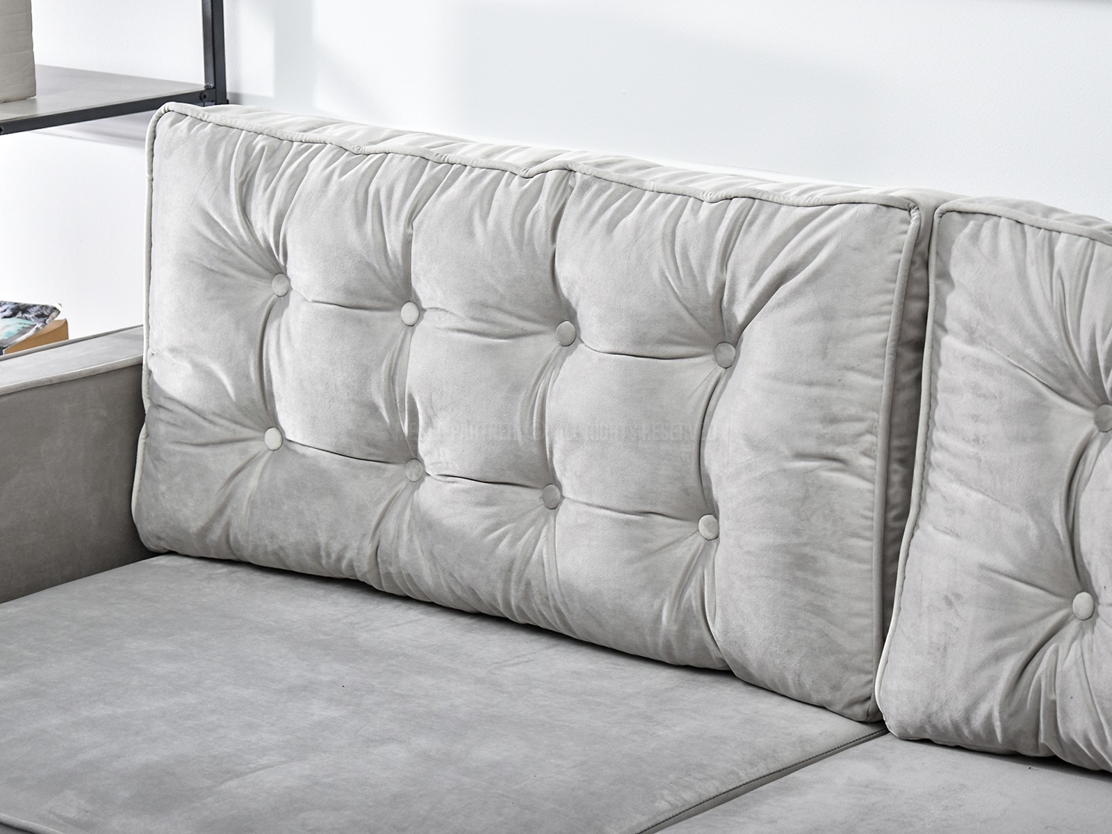 Komfortowa sofa wolnostojąca LAVIA POPIELATA z pojemnikiem - w aranżacji z regałem OTTO i stolikiem AMIN