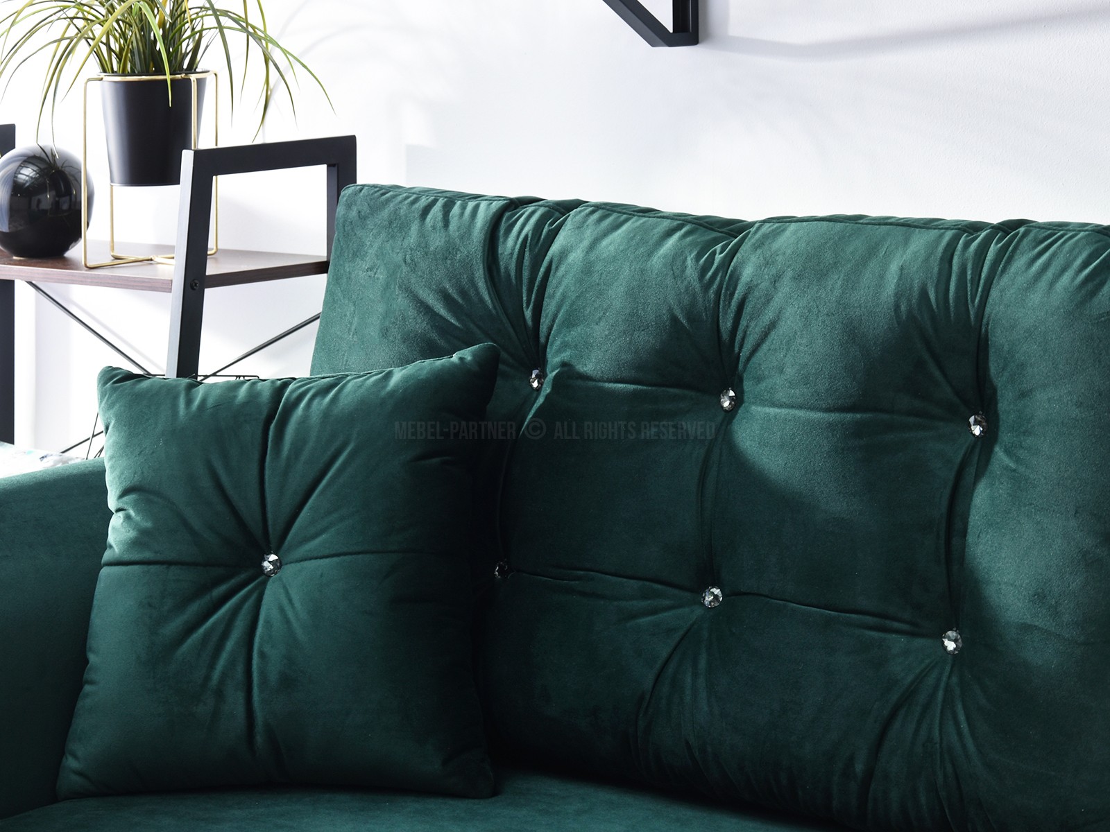 Sofa welurowa glamour LANTI ZIELONA pikowana z poduszkami - orzechowa noga