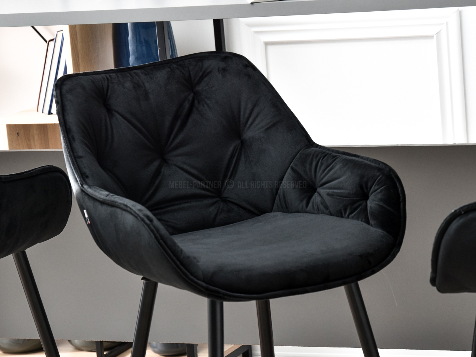 Wysokie krzesło barowe LUCENA CZARNE pikowane z weluru - nowoczesna forma