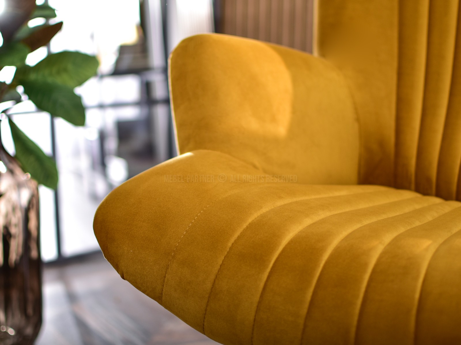 Fotel obrotowy do salonu ESLA MIODOWY z przeszyciami - komfortowe oparcie