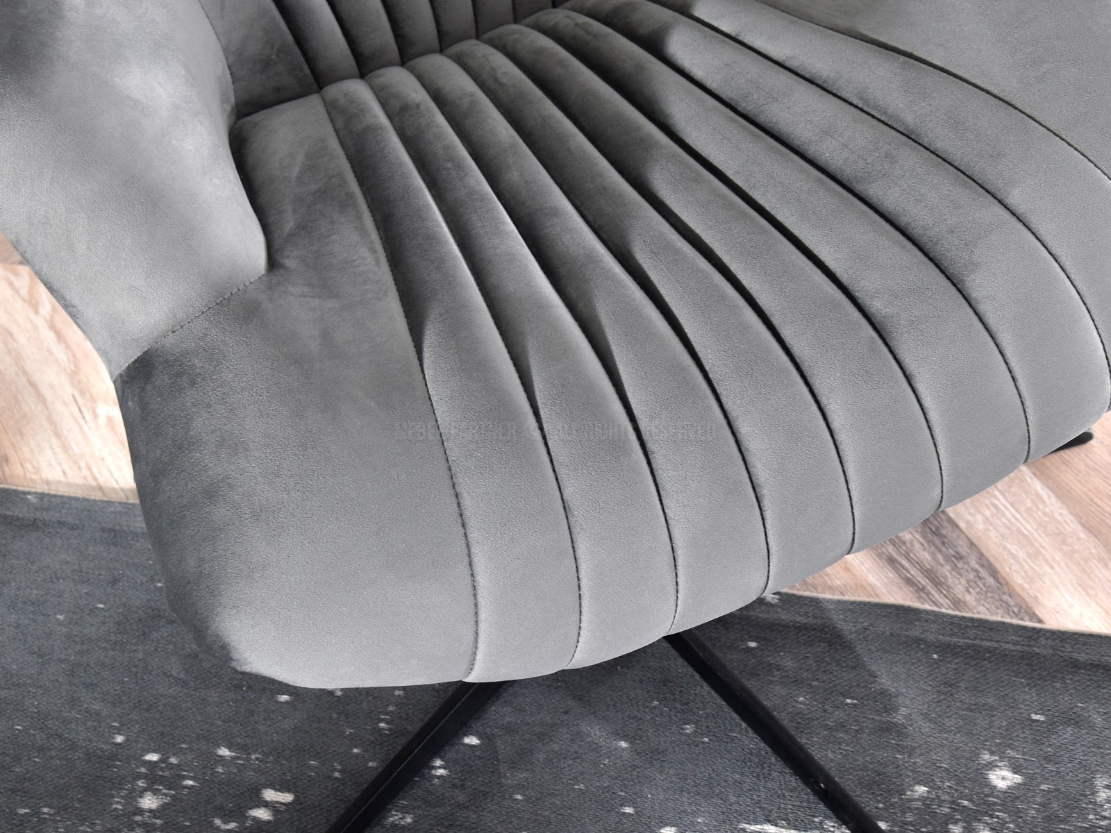 Fotel obrotowy ESLA SZARY tapicerowany welurem bujane siedzisko - tył w aranżacji