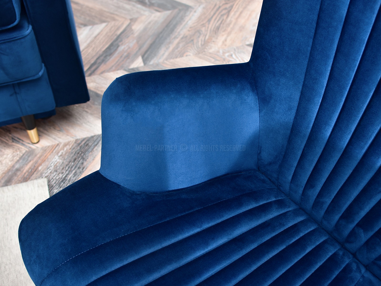 Aksamitny fotel obracany ESLA GRANATOWY z funkcją bujania - w aranżacji ze stolikiem IBIA XL oraz kanapą CALVO - charakterystyczne detale