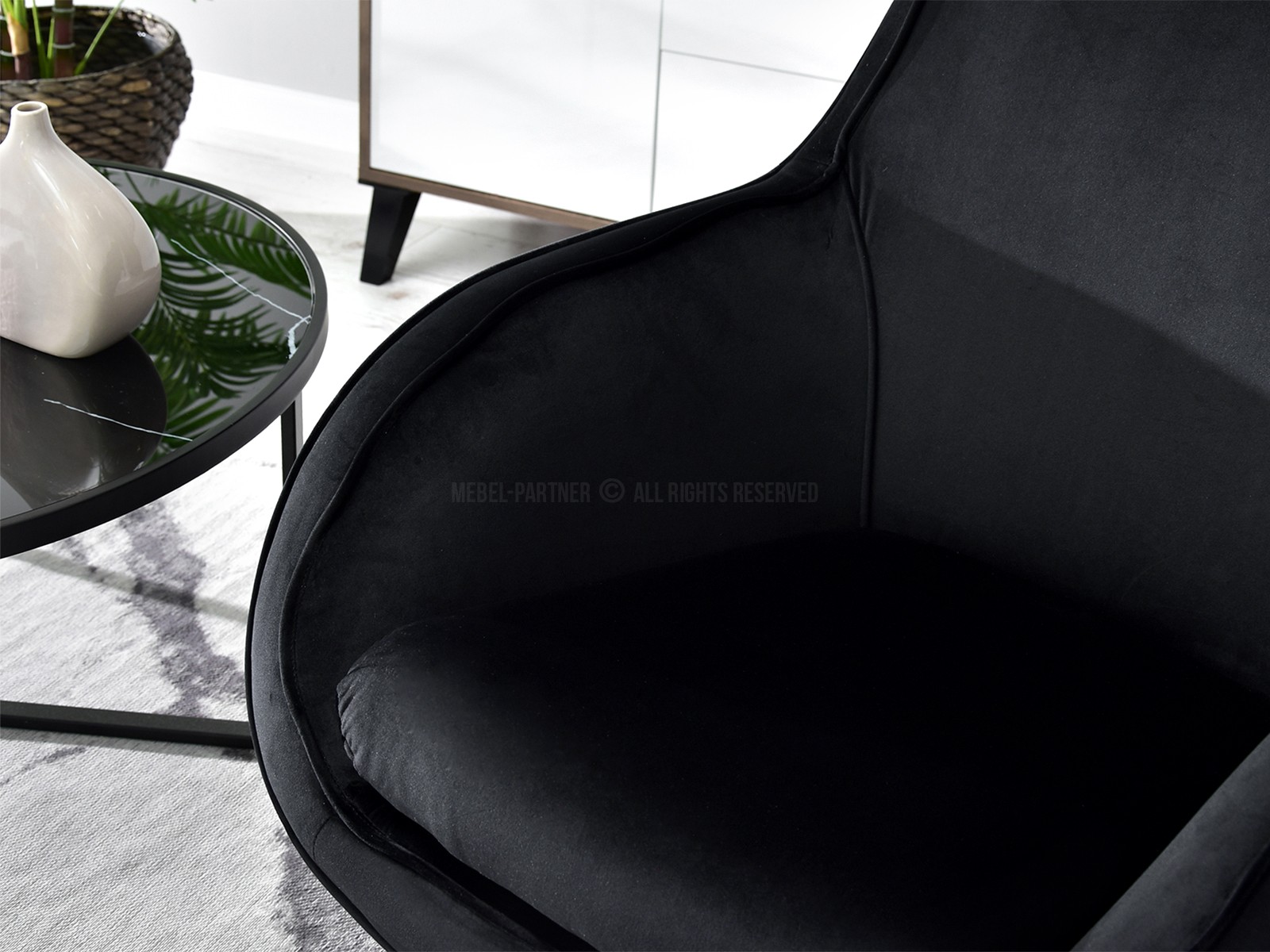 Fotel do salonu MERS CZARNY WELUR - CZARNA NOGA - w aranżacji ze stolikiem NATAL XL