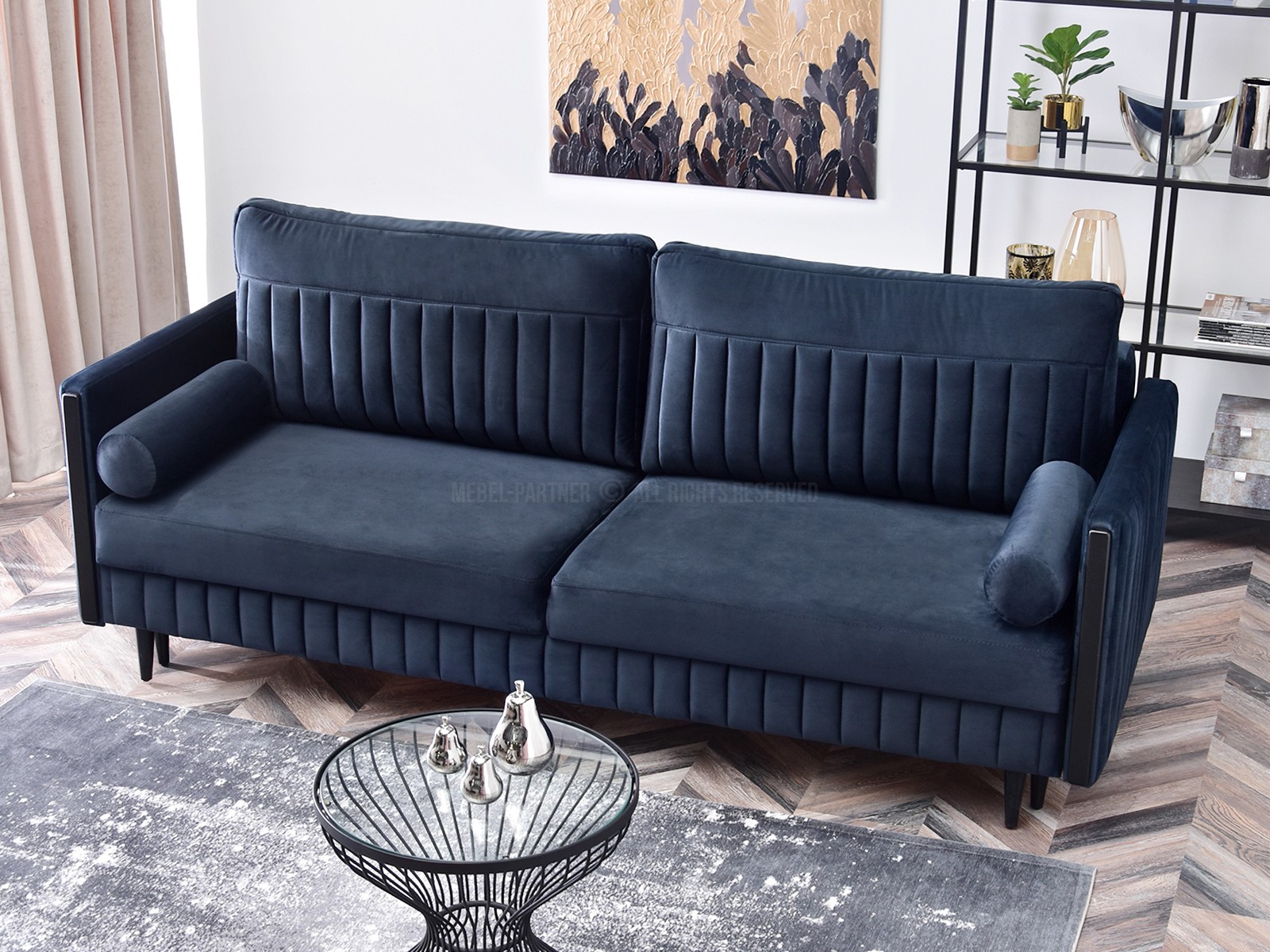 Wolnostojąca sofa aksamitna MALONE GRANAT z funkcją spania - w aranżacji ze stolikiem LAOS