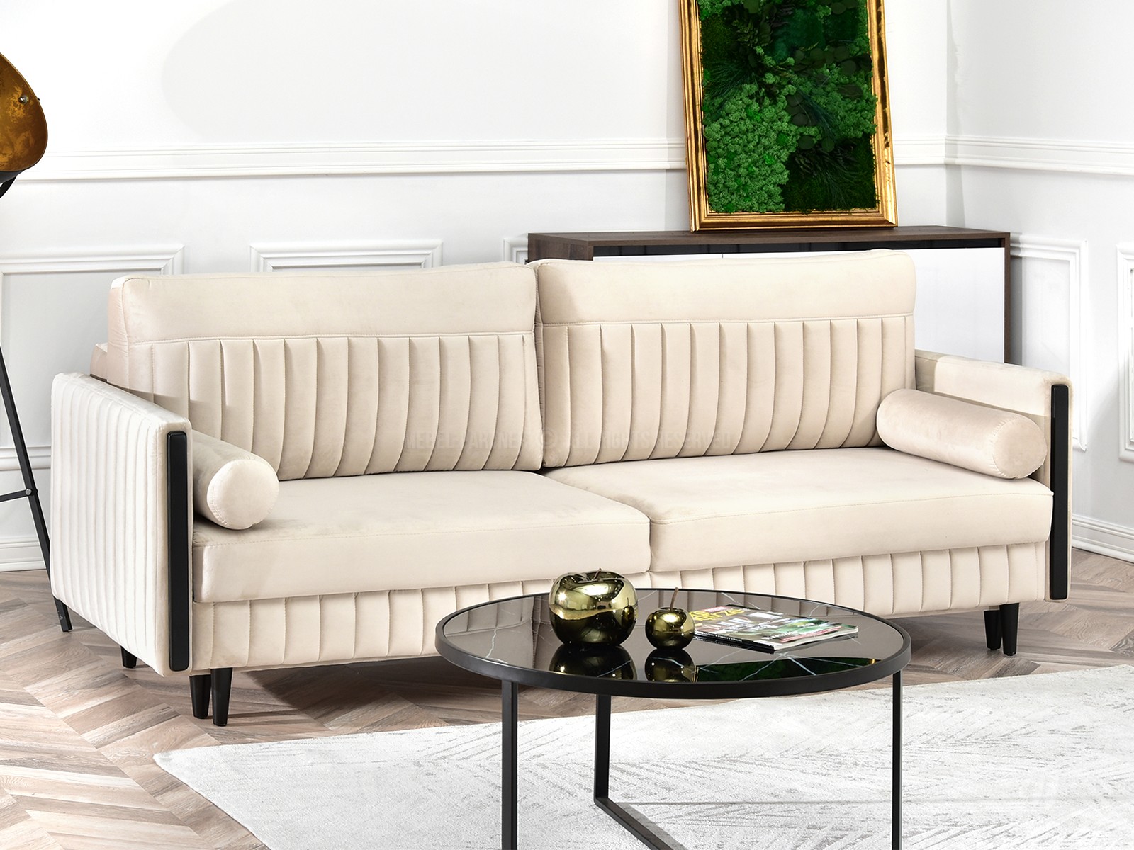 Sofa rozkładana MALONE BEŻ welurowa z poduszkami - w aranżacji ze stolikiem NATAL XL