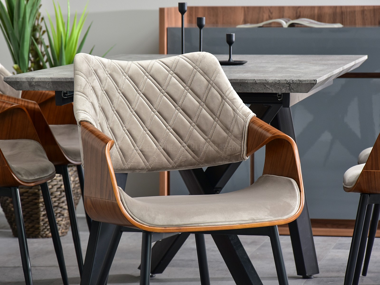 Eleganckie krzesło drewniane RENZO BEŻOWE ZE SKLAJKĄ ORZECH - charakterystyczne detale
