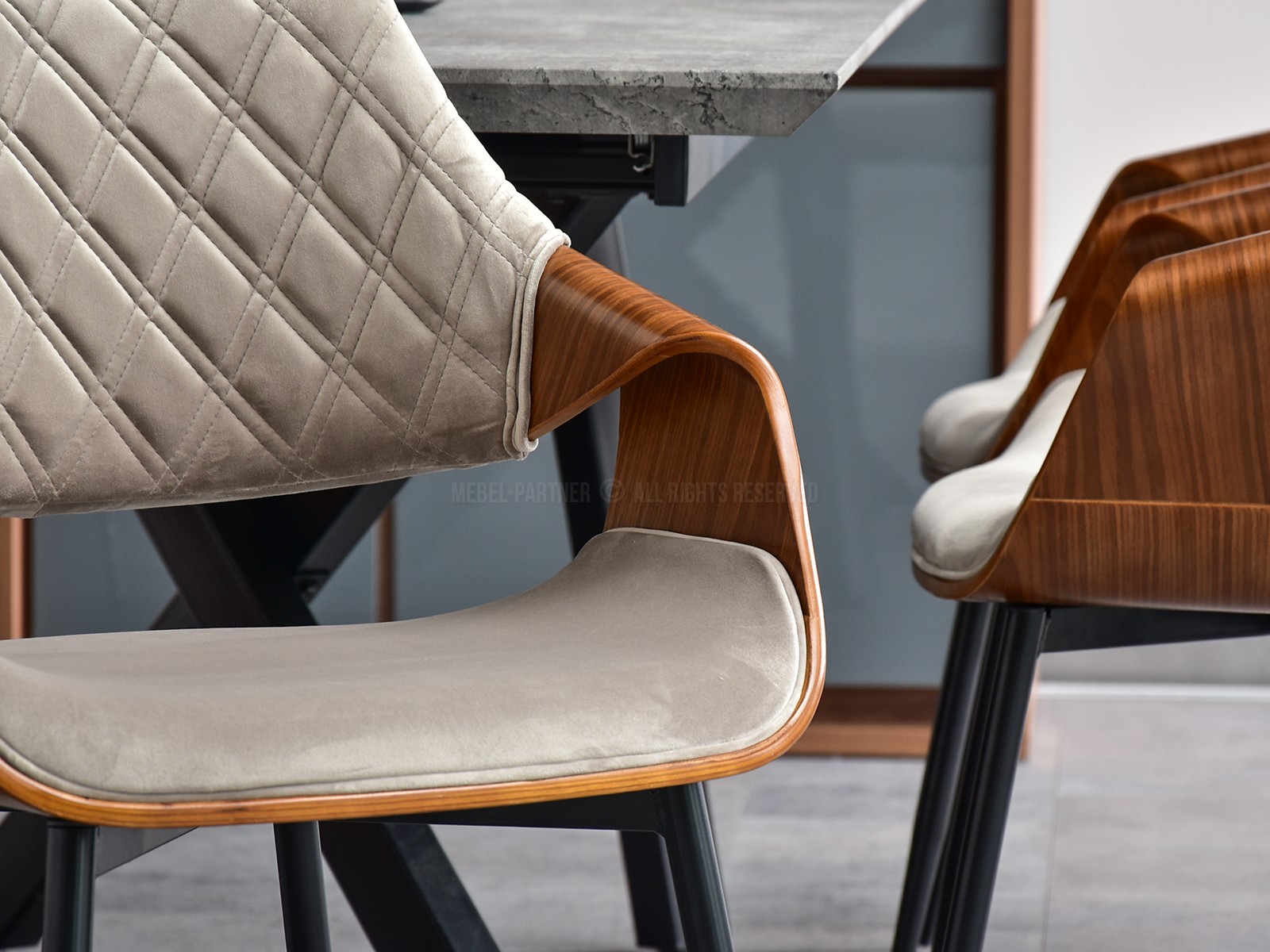 Eleganckie krzesło drewniane RENZO BEŻOWE ZE SKLAJKĄ ORZECH - charakterystyczne detale