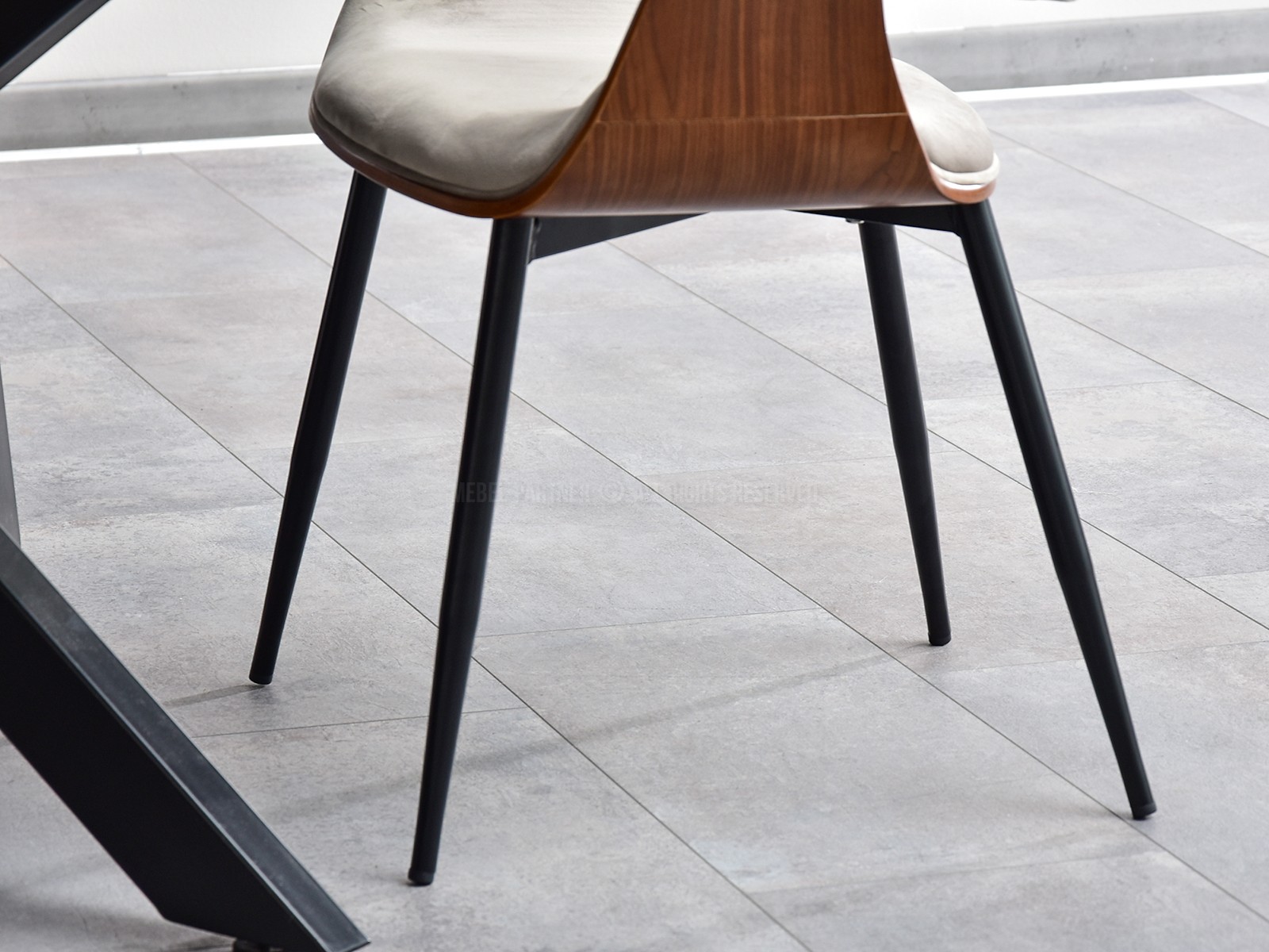 Eleganckie krzesło drewniane RENZO BEŻOWE ZE SKLAJKĄ ORZECH - profil