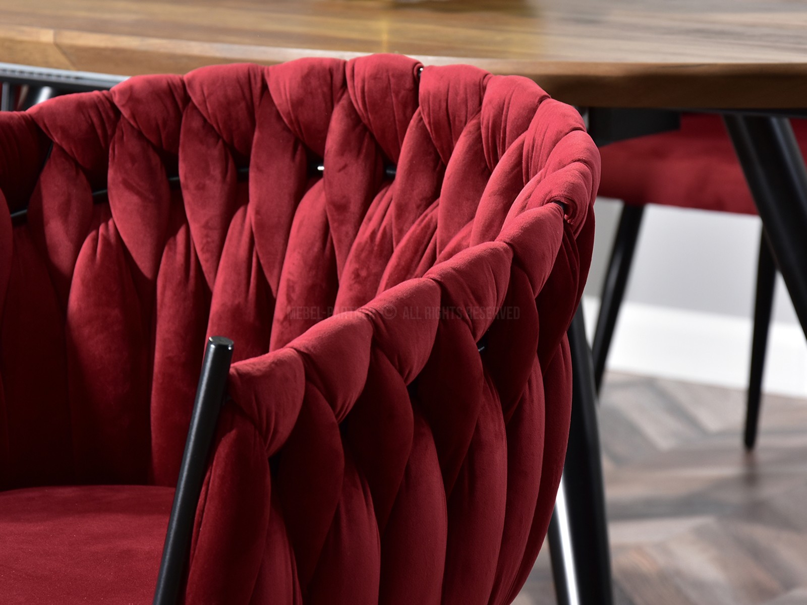Krzesło z weluru ROSA BORDOWY - CZARNY STELAŻ - charakterystyczne detale