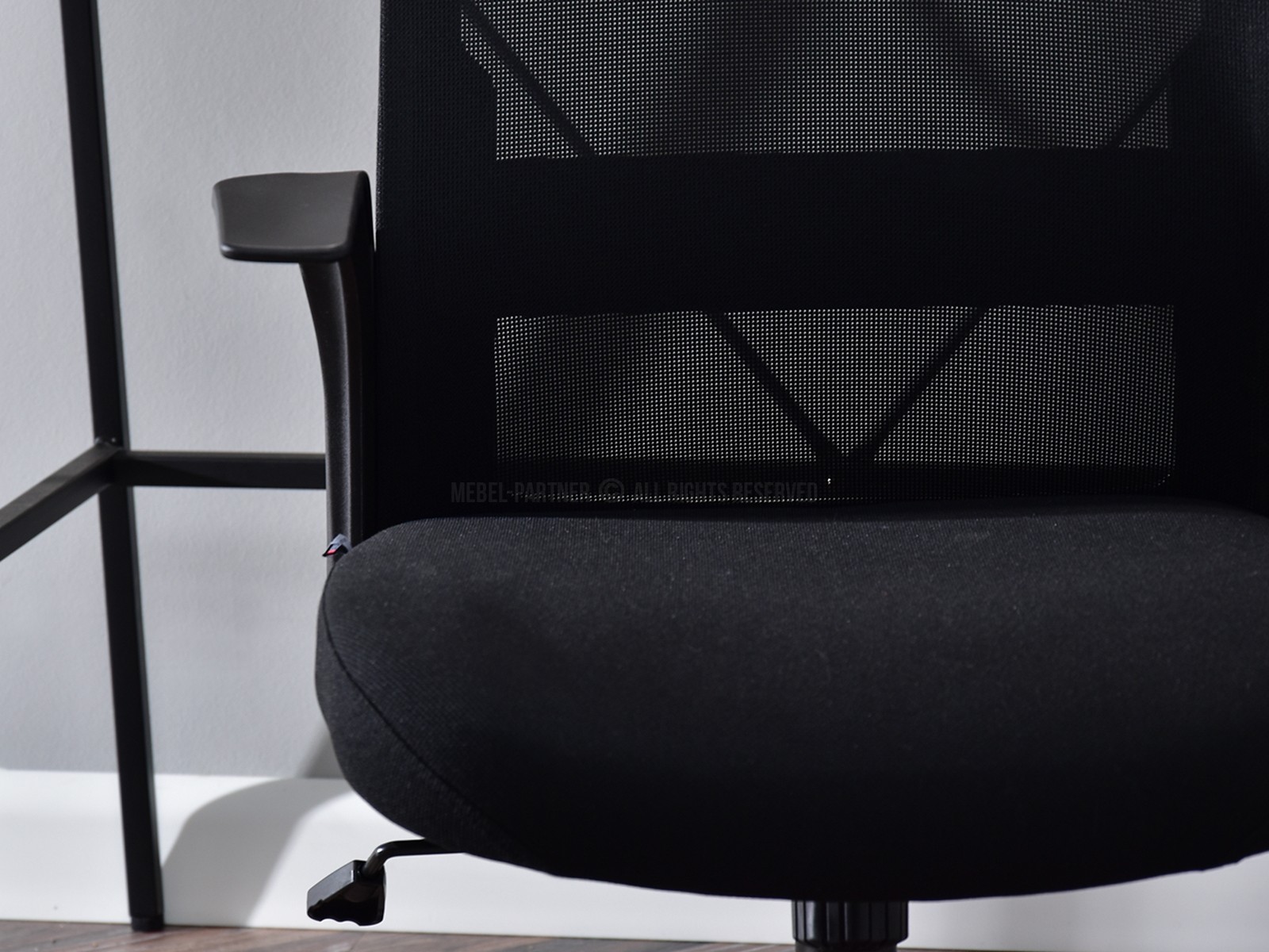 Fotel komputerowy ergonomiczny z tkaniny mesh WERNER CZARNY - miękkie siedzisko