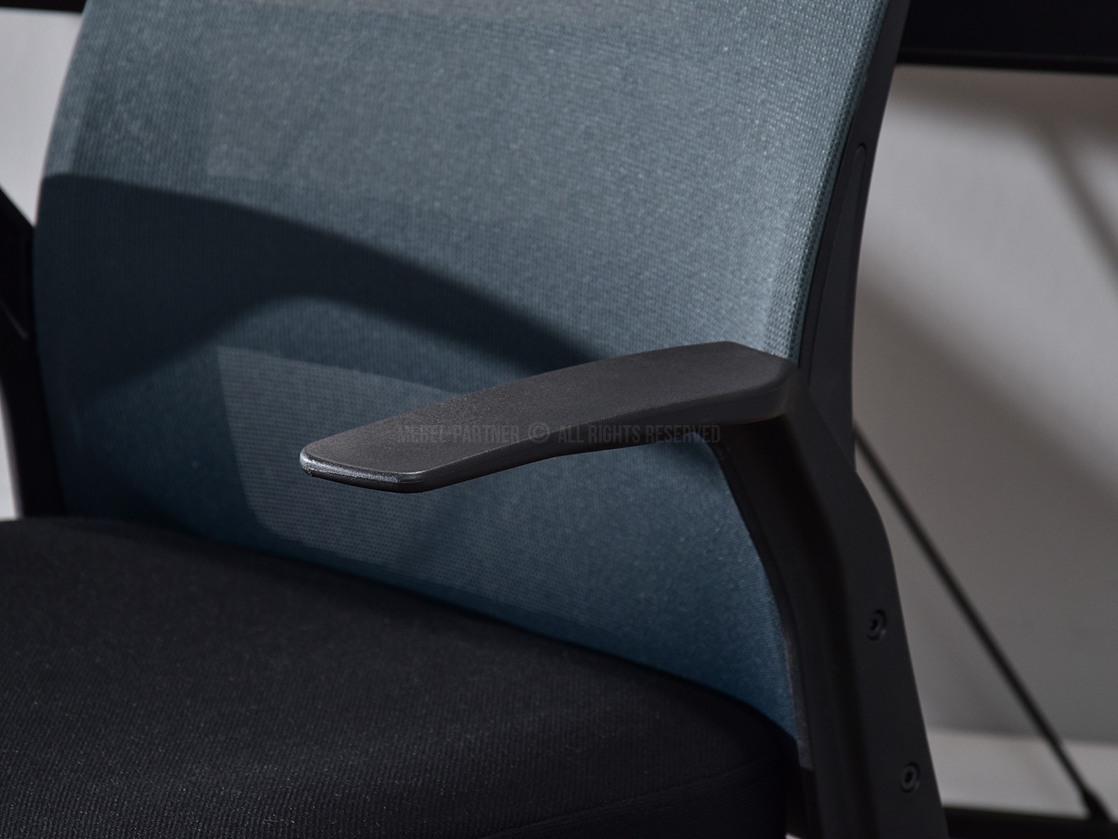 Fotel biurowy wentylowany WERNER GRAFIT na nodze obrotowej - wygodne siedzisko