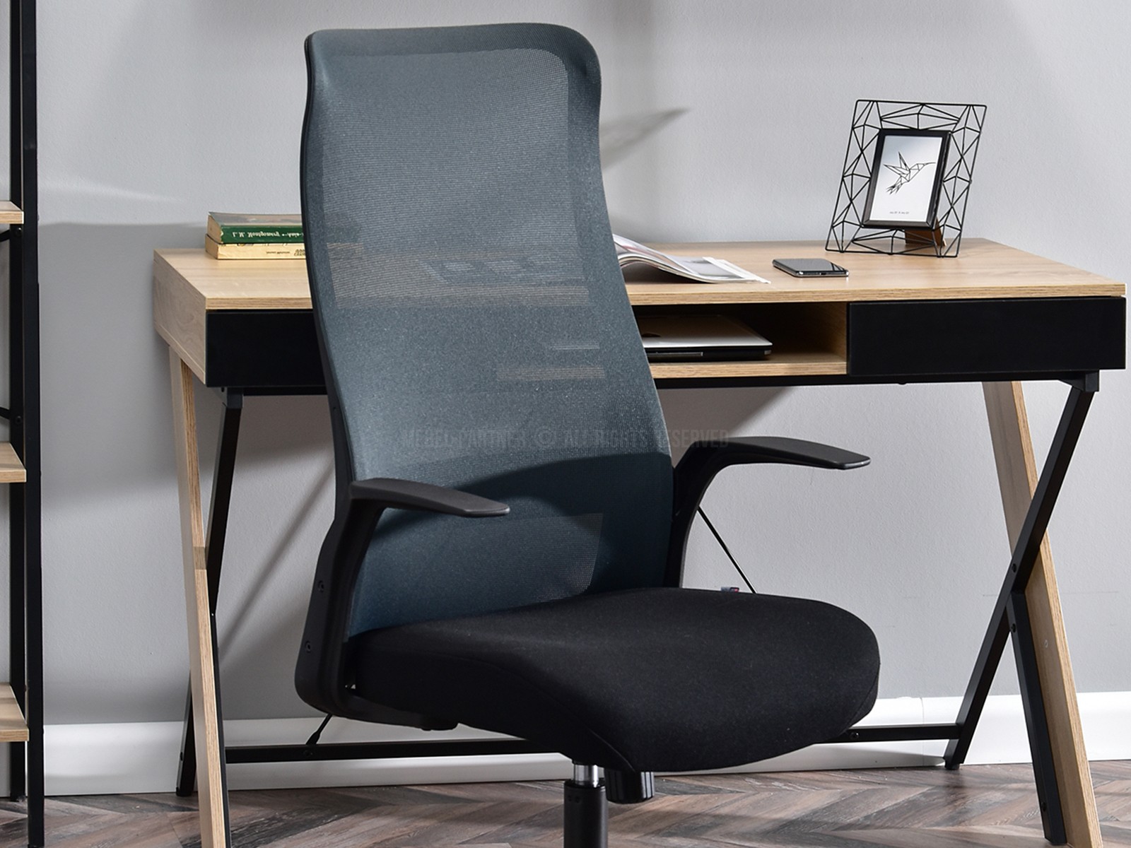 Fotel biurowy wentylowany WERNER GRAFIT na nodze obrotowej - mobilna podstawa