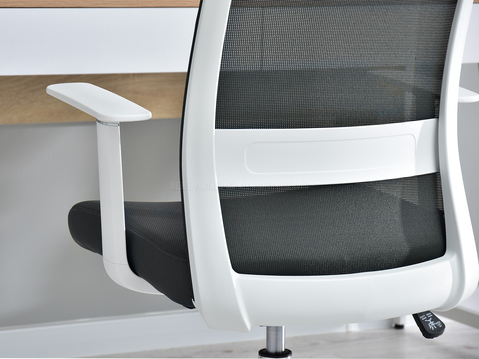 Fotel biurowy materiałowy GLEN GRAFITOWY MESH do home office - charakterystyczne detale