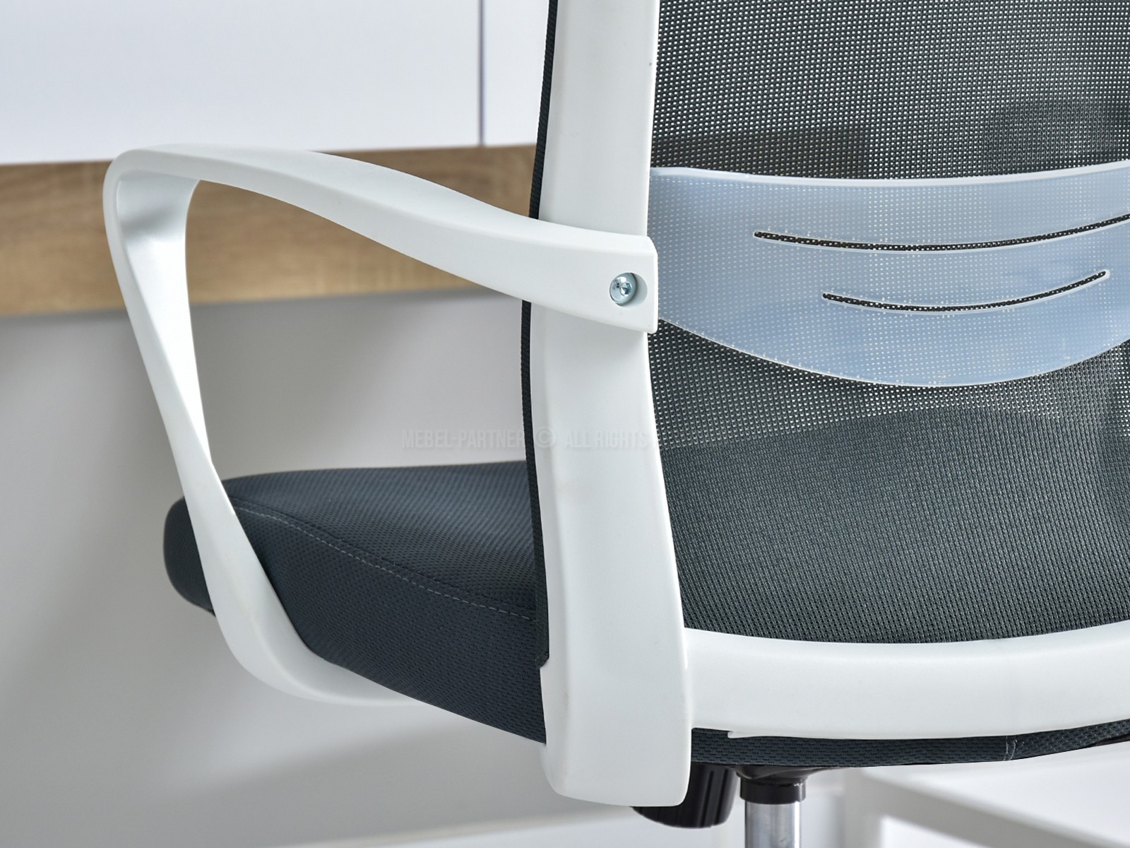 Fotel biurowy ergonomiczny JARED GRAFITOWY BIAŁA PODSTAWA - w aranżacji z biurkiem RIKO i regałem JENS A