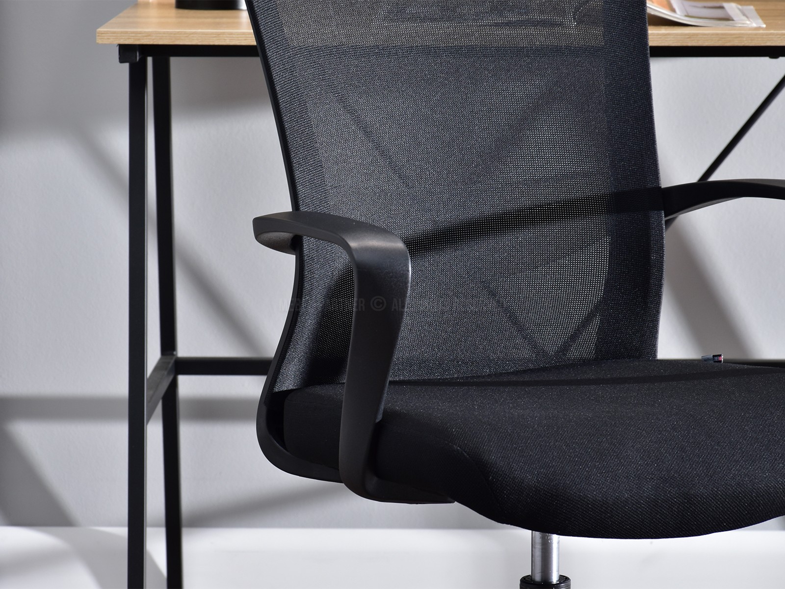 Fotel do biura z siatki mesh office JARED CZARNY NA KÓŁKACH -  nowoczesny design