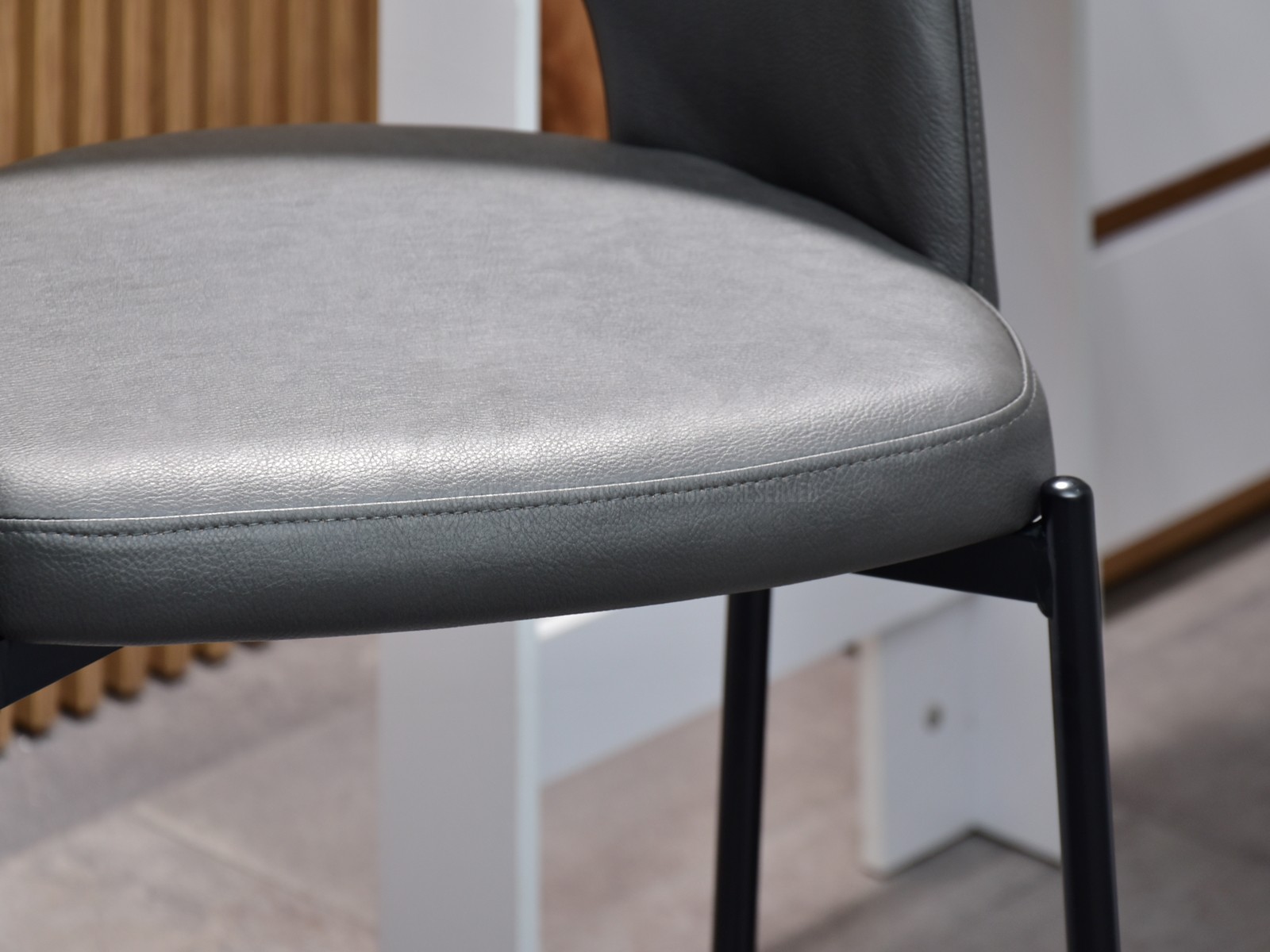 Krzesło ze skóry z oparciem GUIDO SZARE CZARNA NOGA - opływowy kształt
