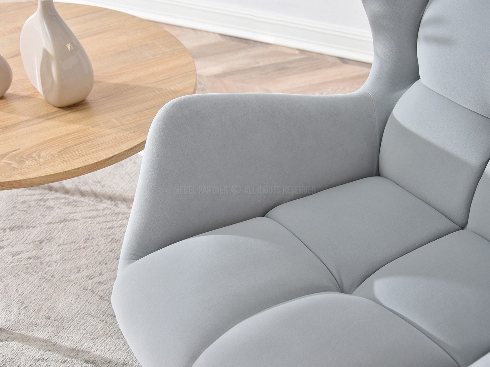 Designerski fotel z weluru KIKORI SZARY NA BIAŁYCH NOGACH - komfortowe siedzisko