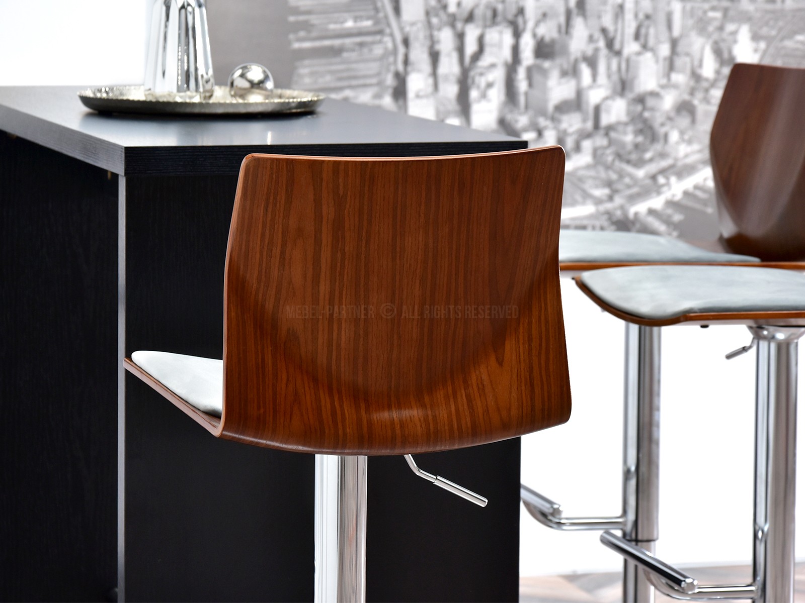 Welurowe krzesło barowe NR23 drewno ORZECH - CHROM - oparcie z drewna giętego