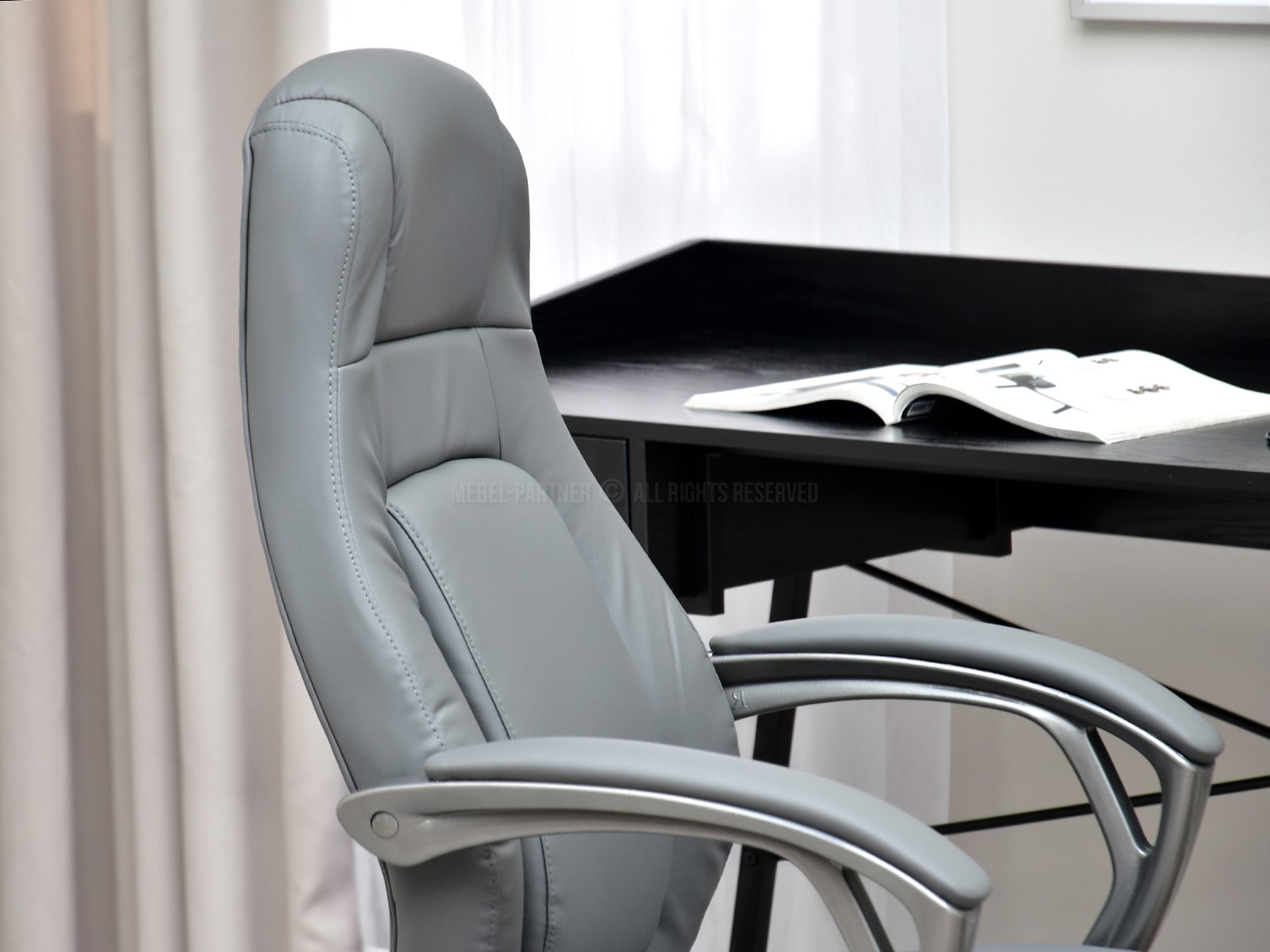 Ergonomiczny fotel biurowy DEKER SZARY z ekoskóry - w aranżacji z biurkiem ESLOV