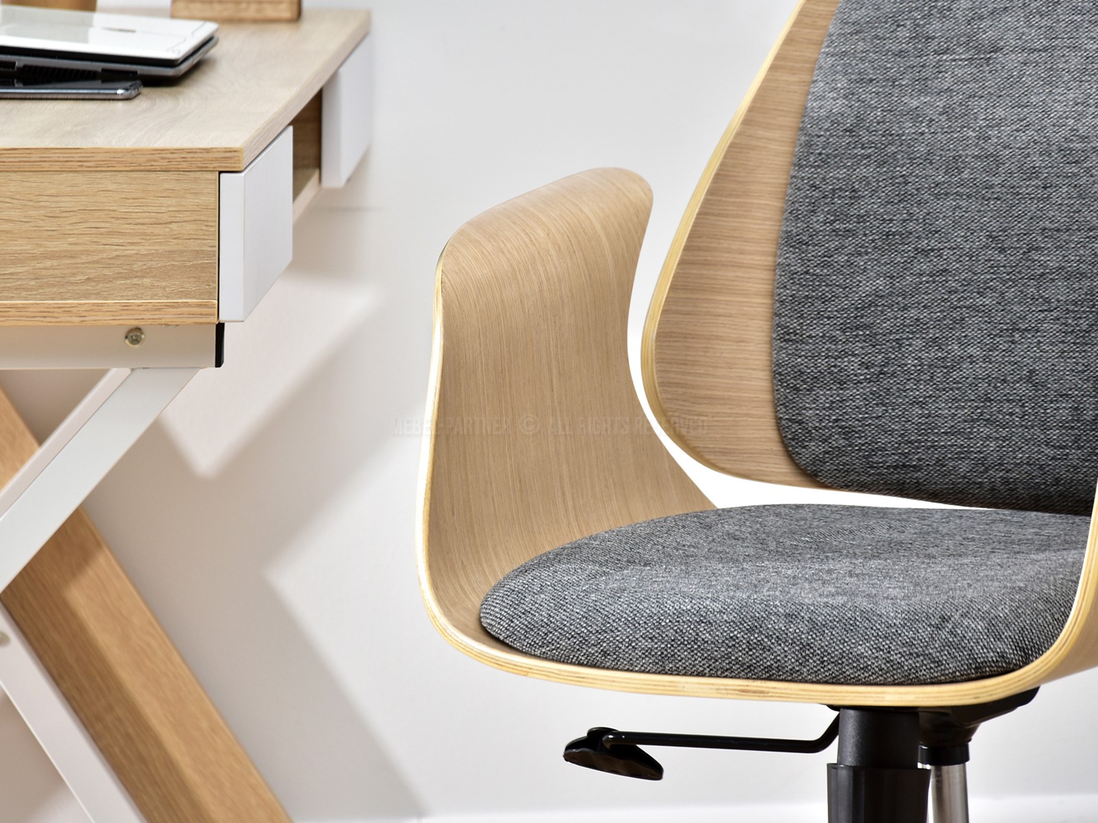 Fotel biurowy drewniany ENRIC DĄB z szarą tkaniną cowboy - charakterystyczne detale
