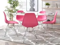 Małe krzesło do jadalni MPC ROD różowe - w aranżacji z regałami AXEL i stołem CROCUS