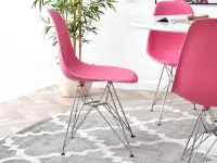 Małe krzesło do jadalni MPC ROD różowe - w aranżacji z regałami AXEL i stołem CROCUS