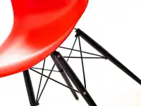 Krzesło MPC WOOD czerwone z orzechową podstawą - zbliżenie na siedzisko.