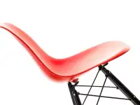 Krzesło MPC WOOD czerwone z orzechową podstawą - zbliżenie na bok.