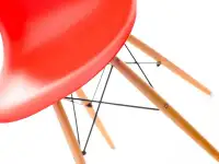Krzesło MPC WOOD czerwone z bukową podstawą - zblienie na siedzisko.
