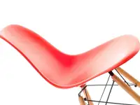 Krzesło MPC WOOD czerwone z bukową podstawą - zblienie na bok.