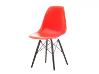 Krzesło MPC WOOD czerwone z orzechową podstawą.