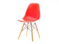 Krzesło MPC WOOD czerwone z bukową podstawą.