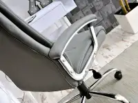 Nowoczesny i stylowy fotel biurowy DRAG szary.