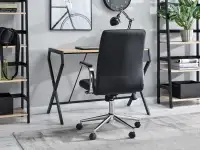 Fotel biurowy skórzany CRUZ czarny w aranżacji z regałami TOWER i biurkiem DESIGNO