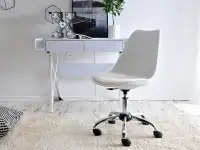 Krzesło obrotowe regulowane LUIS MOVE białe - w aranżacji z biurkiem BORAS