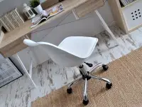 Krzesło obrotowe regulowane LUIS MOVE białe - w aranżacji  z biurkiem ESLOV